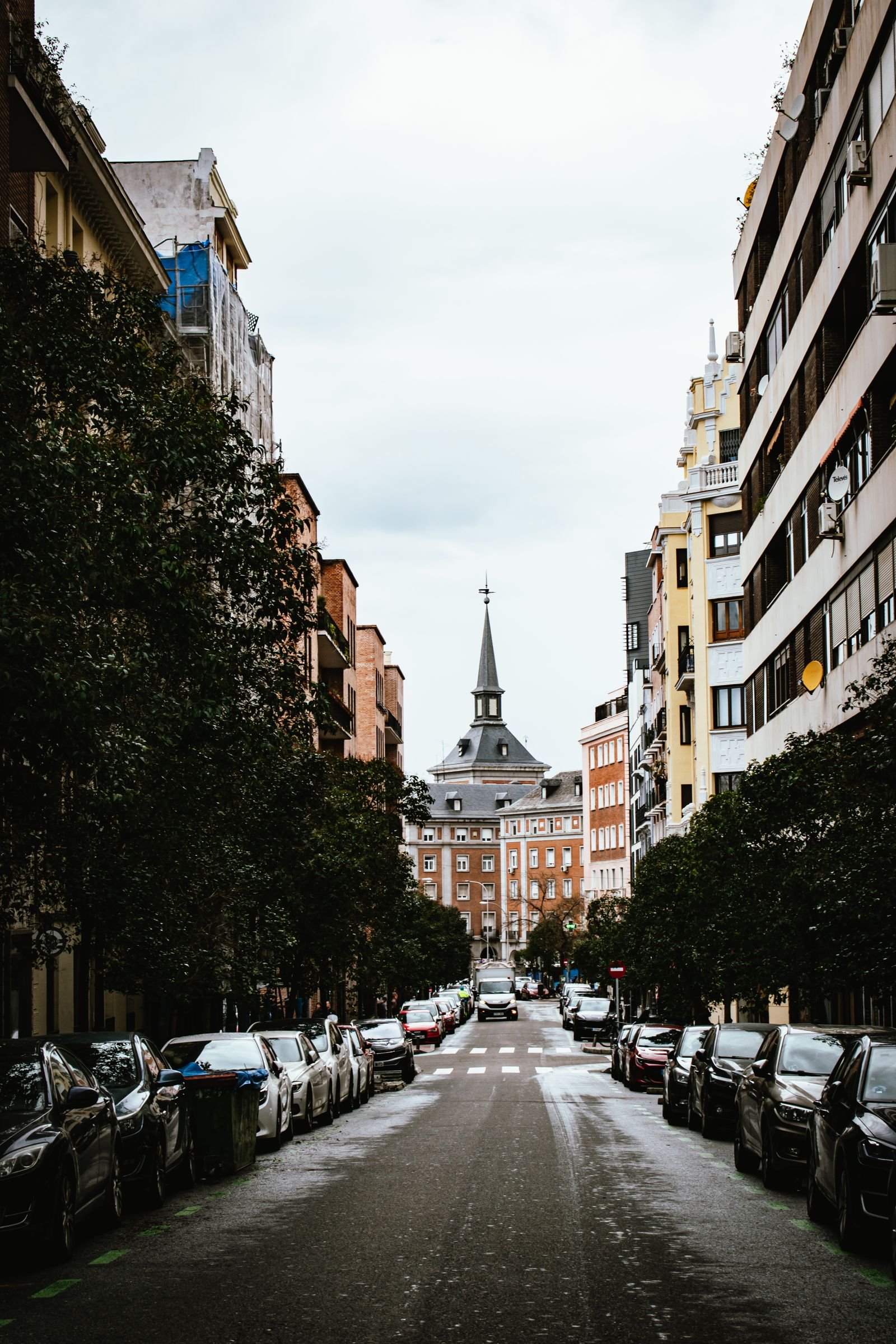 Custo de vida na Espanha: rua com arquitetura icônica de Madri