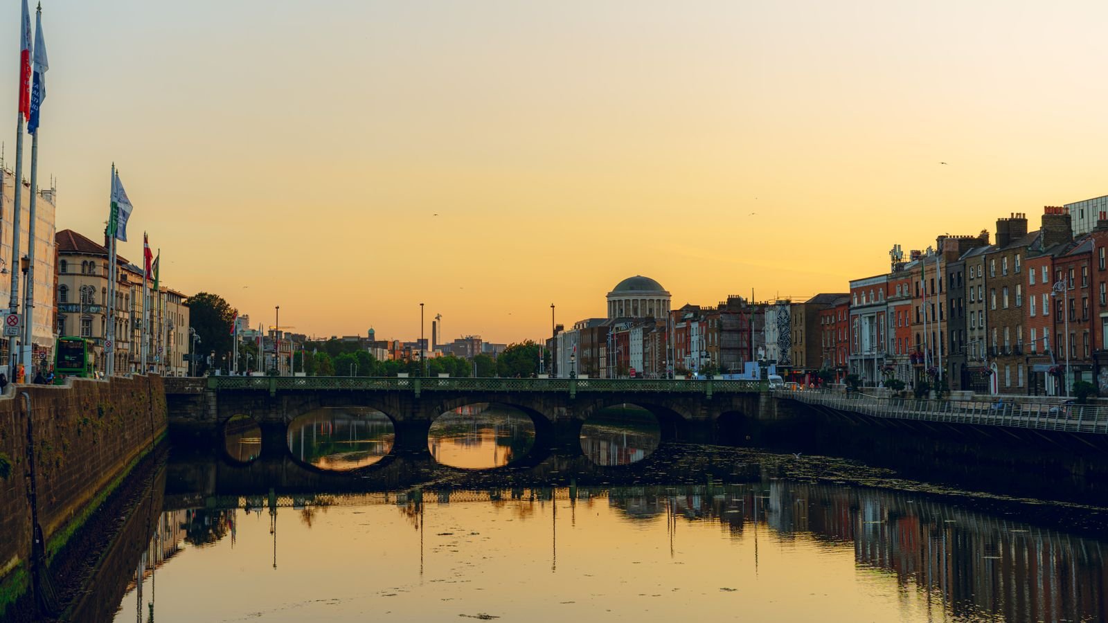 Custo de vida na Irlanda: paisagem de Dublin com a ponte Samuel Beckett ao pôr do sol