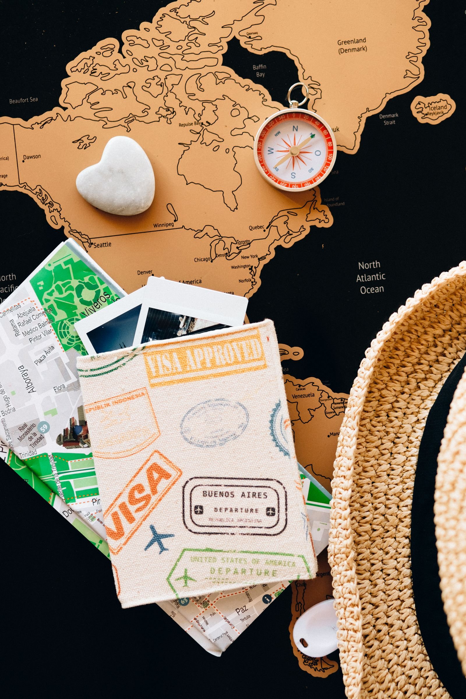 Documentos para viajar ao exterior: passaporte e bússola sobre mapas