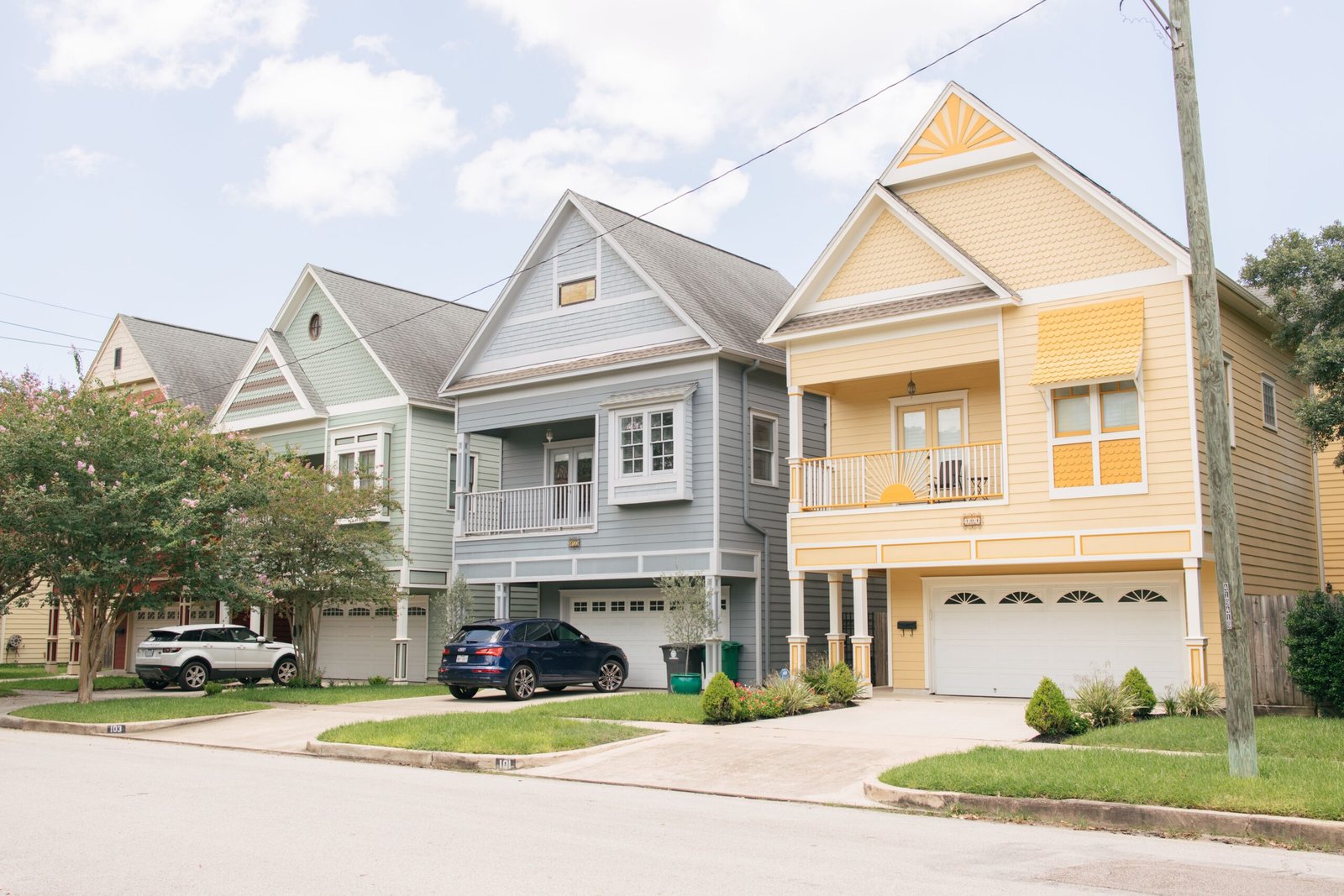 Casas em bairro residencial americano ilustrando custo de vida nos Estados Unidos