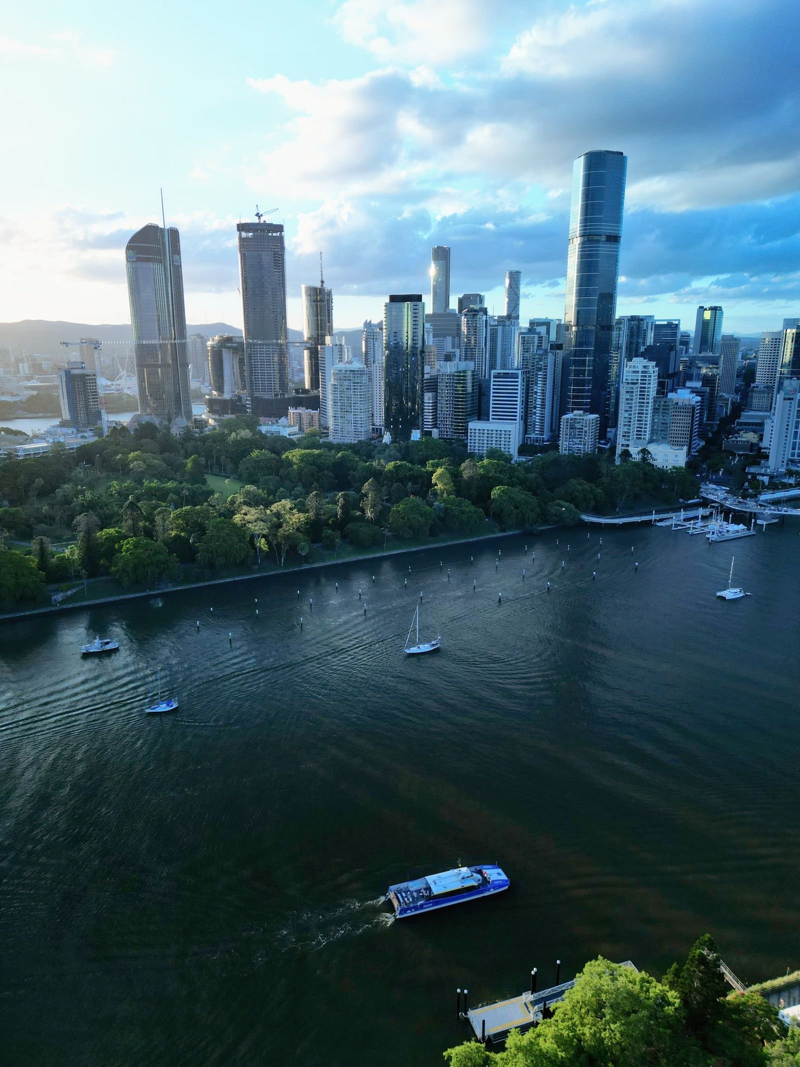 Custo de Vida em Brisbane 2026: quanto sobra do salário mínimo (e por que o transporte custa 50 centavos)