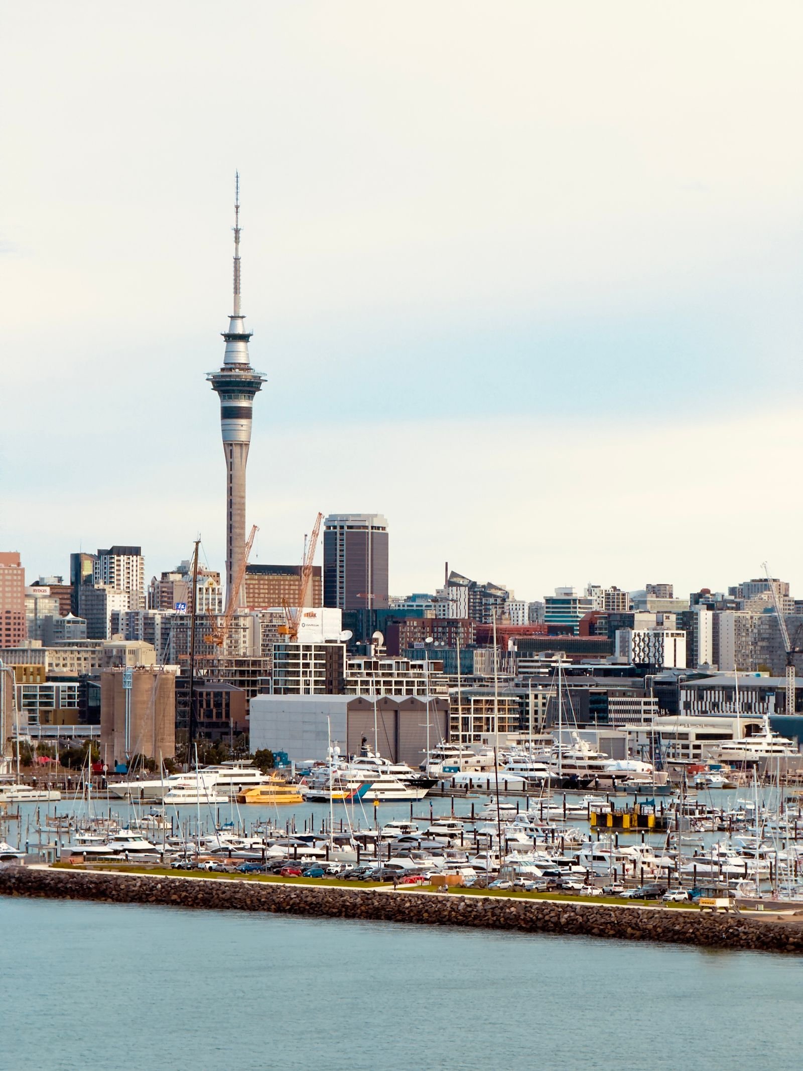 Salário Mínimo na Nova Zelândia 2026: quanto sobra por mês depois dos impostos (e se o aluguel de Auckland cabe)